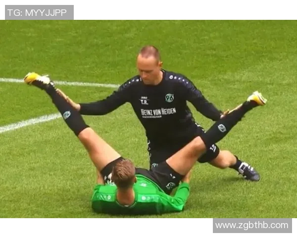 足球明星沙滩上意外尴尬瞬间引发热议网友调侃不断 足球明星沙滩上意外尴尬瞬间引发热议网友调侃不断